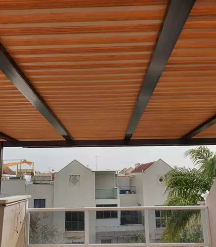 פרגולת עץ בגינת בית פרטי